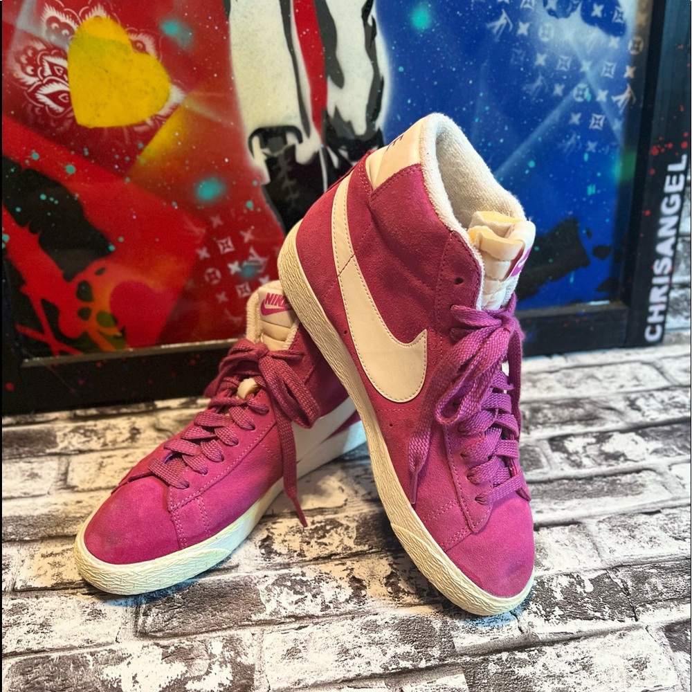 NIKE BLAZER HI SUEDE VNTG VINTAGE
VOLTAGE CHERRY 2013 Women’s 
US 8.5.
